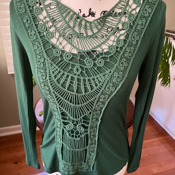 NWOT Source Unknown Forest Green Lace Accent Blouse - Picture 2 of 5